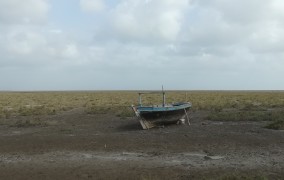 Fishing boat on soli affected by increasing salination. Photo: Prithvi Raj for MIGNEX. CC BY-SA