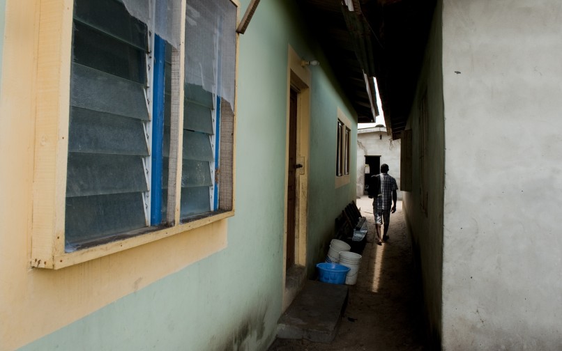 A narrow walkway in the village of Orimedu