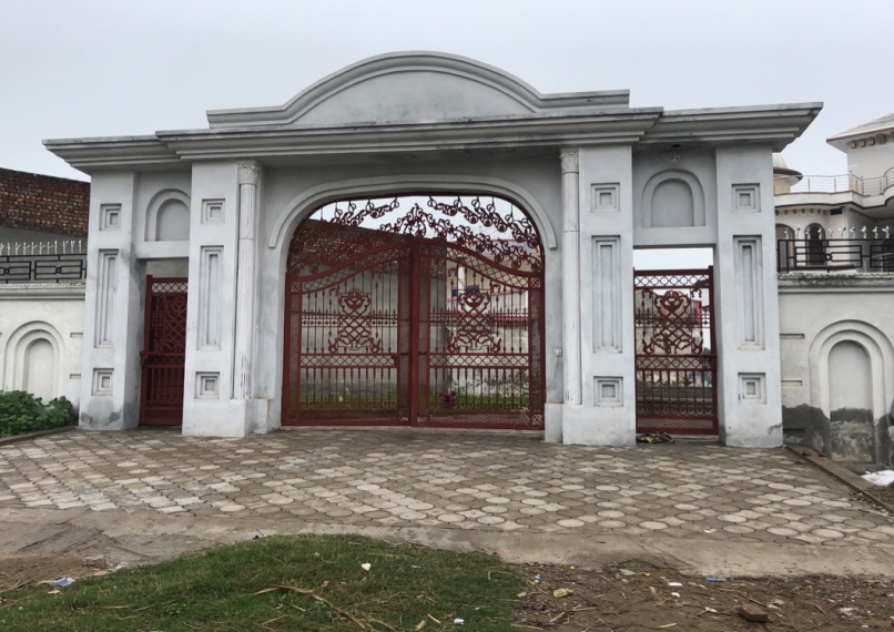 Front of migrant house in Chot Dheeran