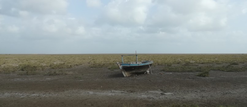 Fishing boat on soli affected by increasing salination. Photo: Prithvi Raj for MIGNEX. CC BY-SA